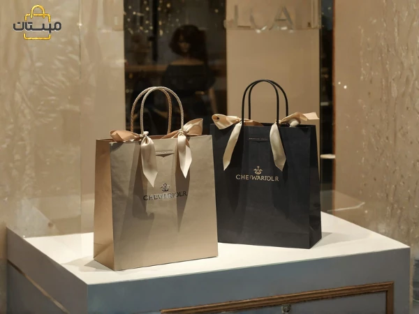 راهنمای انتخاب ساک دستی کاغذی شیک و مقاوم برای بسته‌بندی محصولات لوکس و هدایا، با تأکید بر طراحی، متریال و کیفیت بسته‌بندی