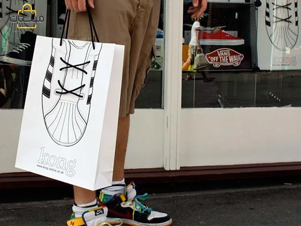 راهنمای انتخاب ساک دستی کاغذی مقاوم و شیک برای فروشگاه‌ها، با توجه به نیازهای برند، طراحی، و کیفیت مواد برای جلب توجه مشتریان